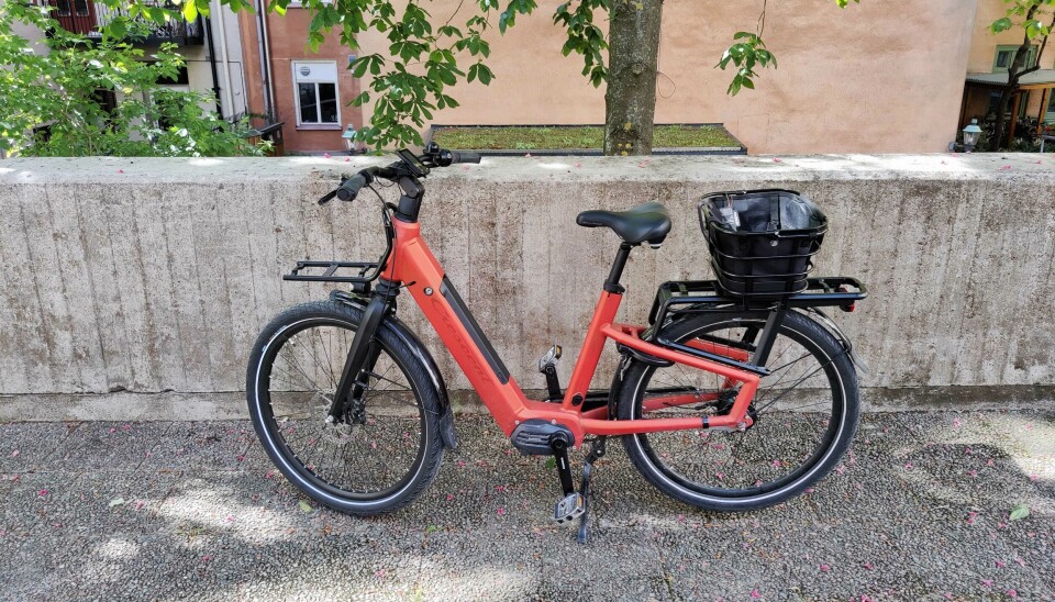Crescent Elmer är en eldriven transportmodell. Elcykel med cykelkorg på pakethållaren.