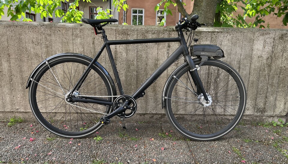 Påhängsmotorn Zipforce Distance. En vanlig cykel med påhängsmotorn monterad på framdäcket.