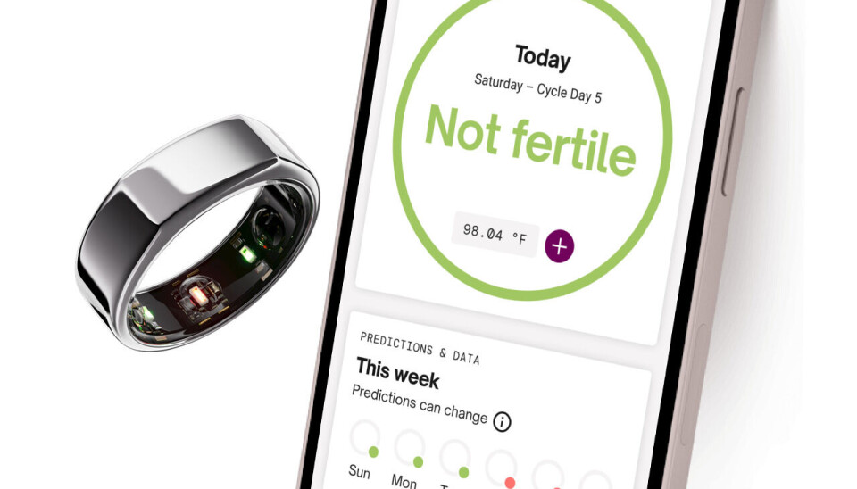Natural Cycles has connected its contraceptive app to the Finnish health meter Oura Ring. The picture shows the Finnish smart gadget Oura Ring, which can be used together with the pregnancy app Natural Cycles. The picture also shows an iPhone with the Natural Cyle app.