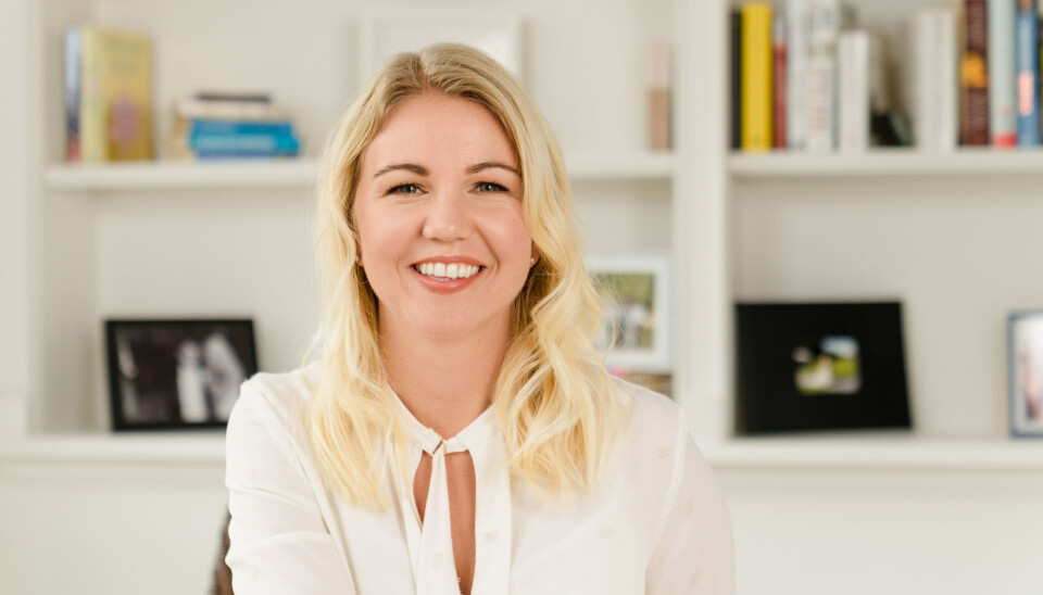 Elina Berglund Scherwitz lämnade partikelfysiklaboratoriet på Cern för att starta preventivmedelsappen Natural Cycles. Fotografiet är en porträttbild av Elina Berglund Scherwitz, partikelfysiker, medgrundare och en av två vd:ar för Natural Cycles. Hon är klädd i en vit topp och sitter ner i en stol på sitt kontor i hemmet i New York.