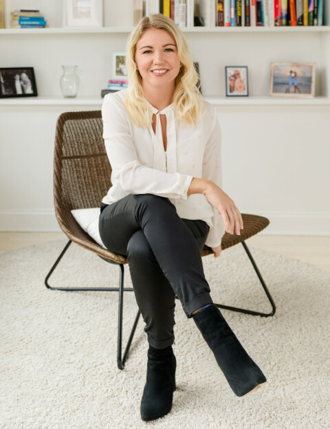 Elina Berglund Scherwitzl, co-founder and one of two CEOs of Natural Cycles. The picture shows Elina Berglund Scherwitz, co-founder and one of two CEOs of Natural Cycles. Elina is wearing a white top, black pants and is sitting in a chair in her home in New York.