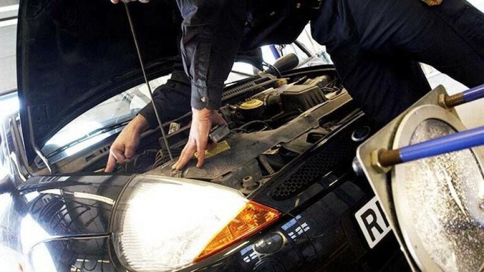 Bild från bilprovningen i Vinsta 2004, där besiktningsman Sven Eriksson besiktigar en Ford Ka. Foto: Gunnar Lundmark / Svd / TT Bild från bilprovningen i Vinsta 2004, där besiktningsman Sven Eriksson besiktigar en Ford Ka. Foto: Gunnar Lundmark / Svd / TT