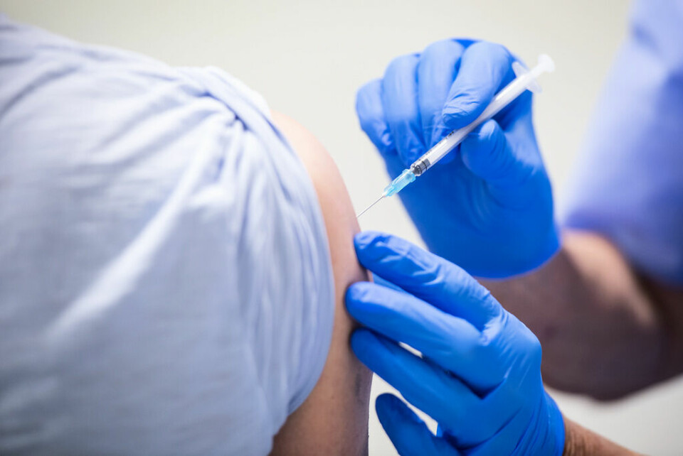 En vaccinatör ger en man en dos covidvaccin. Arkivbild. Foto: Erik Mårtensson/TT