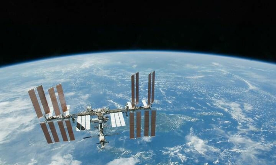 Planeten jorden med rymdstationen ISS i förgrunden. Foto: Nasa