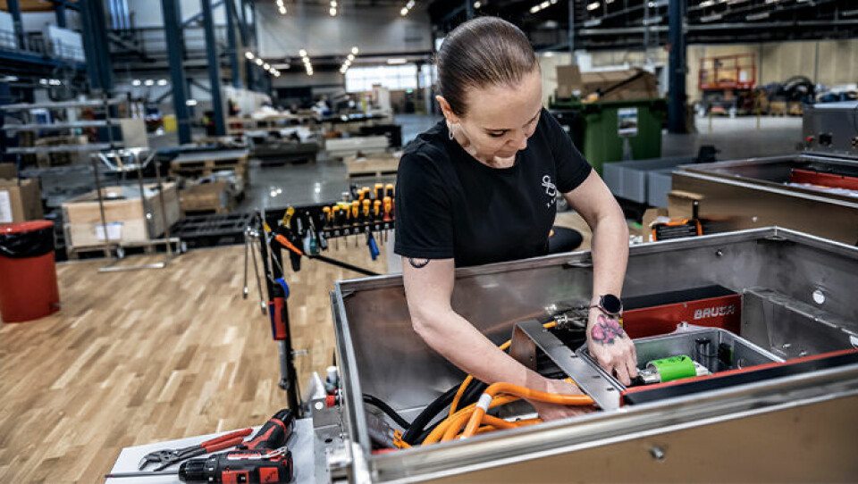 Jenny Nord arbetar på X Shores nya fabrik i Nyköping. Foto: Elin Åberg