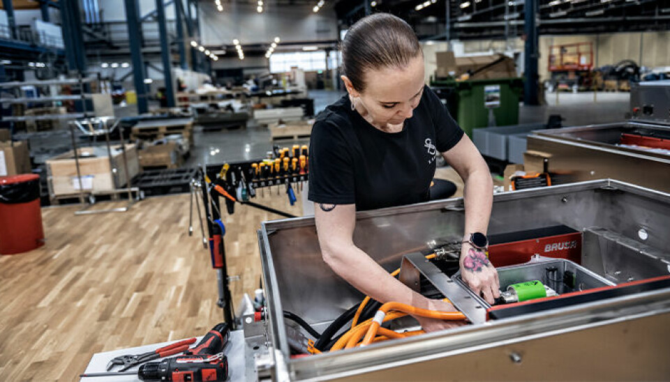 Jenny Nord arbetar på X-Shores nya fabrik i Nyköping.
