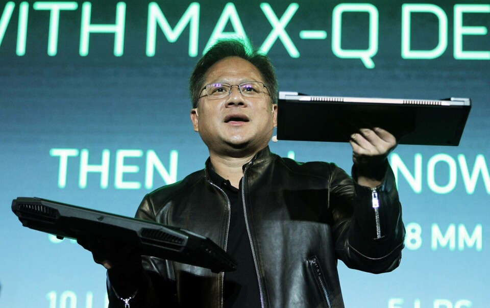 Nvidias vd Jen-Hsun Huang visar upp ett grafikkort vid en mässa 2017. Foto: Chiang Ying-Ying/AP/TT Nvidias vd Jen-Hsun Huang visar upp ett grafikkort vid en mässa 2017. Foto: Chiang Ying-Ying/AP/TT