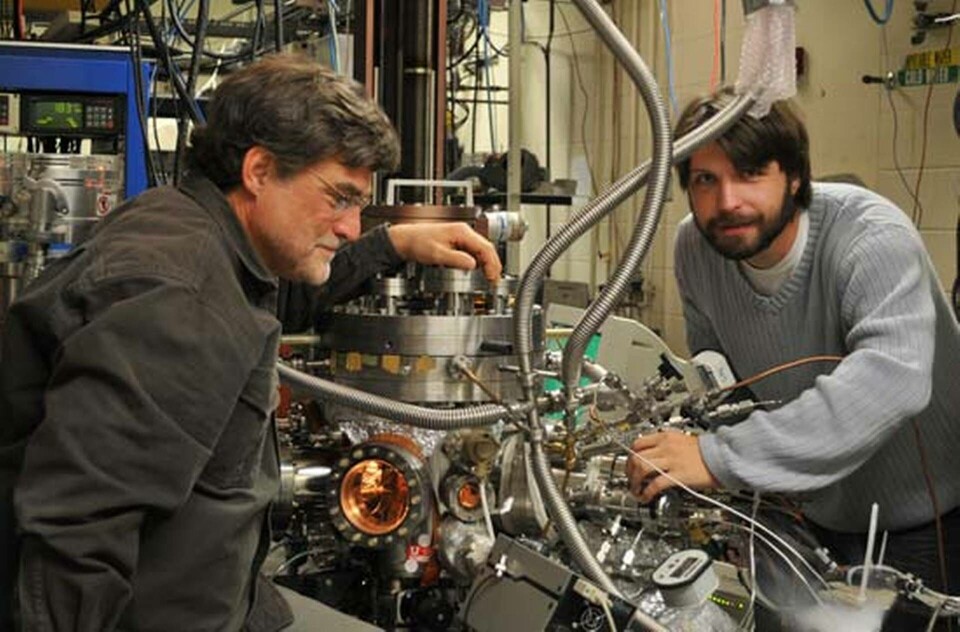 Scott Anderson och hans doktorand Bill Kaden tillverkar och studerar pyttesmå katalysatorkorn. Foto: William Kunkel, University of Utah Scott Anderson och hans doktorand Bill Kaden tillverkar och studerar pyttesmå katalysatorkorn. Foto: William Kunkel, University of Utah