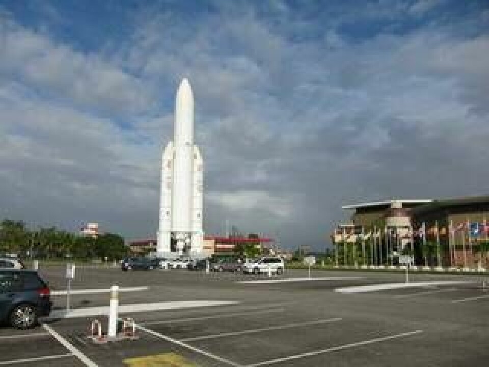 En Ariane 5 bland bilarna på parkeringen i Kourou. Foto: Kaianders Sempler
