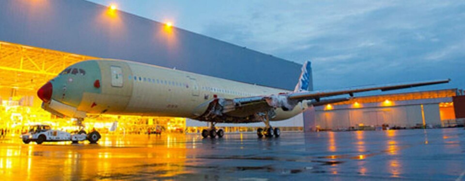 Airbus över litiumjonbatterierna i sitt nya flygplan A350 XWB. Här det första av provplanen som ska flyga senare i år. Foto: Airbus Airbus över litiumjonbatterierna i sitt nya flygplan A350 XWB. Här det första av provplanen som ska flyga senare i år. Foto: Airbus