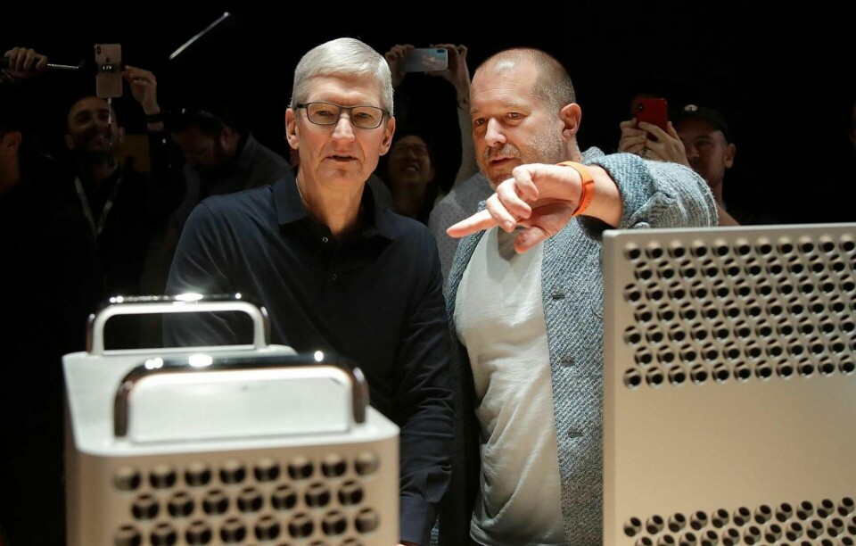Apples vd Tim Cook och chefsdesigner Jonathan Ive tittar på Mac Pro. Foto: Jeff Chiu