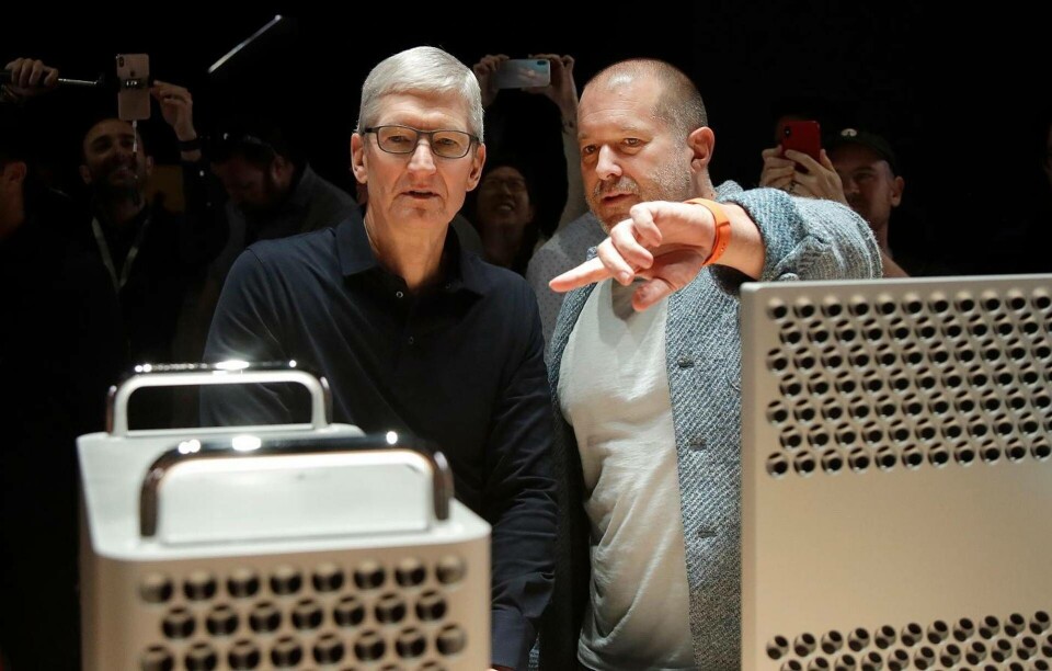 Apples vd Tim Cook och chefsdesigner Jonathan Ive tittar på Mac Pro. Foto: Jeff Chiu Apples vd Tim Cook och chefsdesigner Jonathan Ive tittar på Mac Pro. Foto: Jeff Chiu