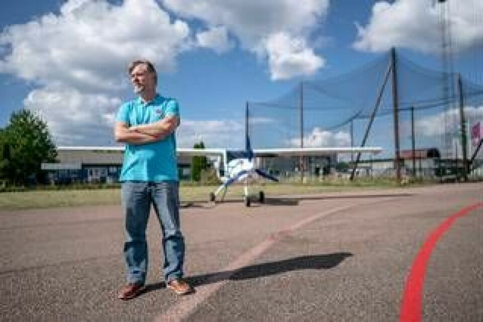 Måns Theorin, som är ordförande i Aeroklubben i Göteborg, är stolt över det tvåsitsiga elflygplanet på Säve flygplats. Det är det andra i sitt slag i världen. Foto: Björn Larsson Rosvall/TT
