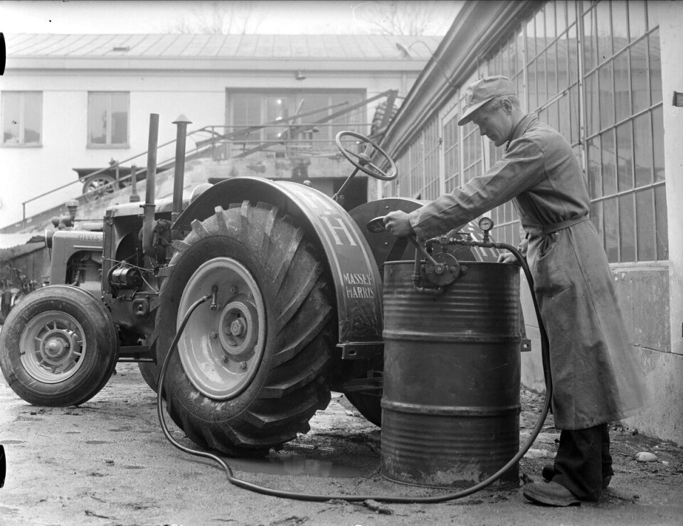 Det luftfyllda traktordäcket ökade traktorns rörelsefrihet och gav den fler användningsområden. Här en brittisk Massey-Harris som får däcken fyllda även med vätska någonstans i Stockholm 1948. Foto: GUNNAR SUNDGREN/UPPLANDSMUSEET Det luftfyllda traktordäcket ökade traktorns rörelsefrihet och gav den fler användningsområden. Här en brittisk Massey-Harris som får däcken fyllda även med vätska någonstans i Stockholm 1948. Foto: GUNNAR SUNDGREN/UPPLANDSMUSEET
