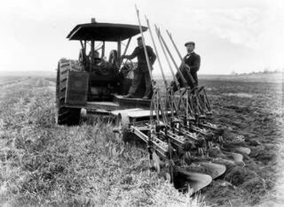 Den första traktorn som användes i praktisk drift i Sverige var en International Harvester 1908 vid Nyckelby gård utanför Bålsta i Uppland. Foto: A. WILLMANSSON, ENKÖPINGS MUSEUM