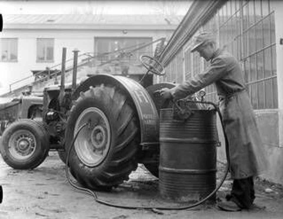 Det luftfyllda traktordäcket ökade traktorns rörelsefrihet och gav den fler användningsområden. Här en brittisk Massey-Harris som får däcken fyllda även med vätska någonstans i Stockholm 1948. Foto: GUNNAR SUNDGREN/UPPLANDSMUSEET