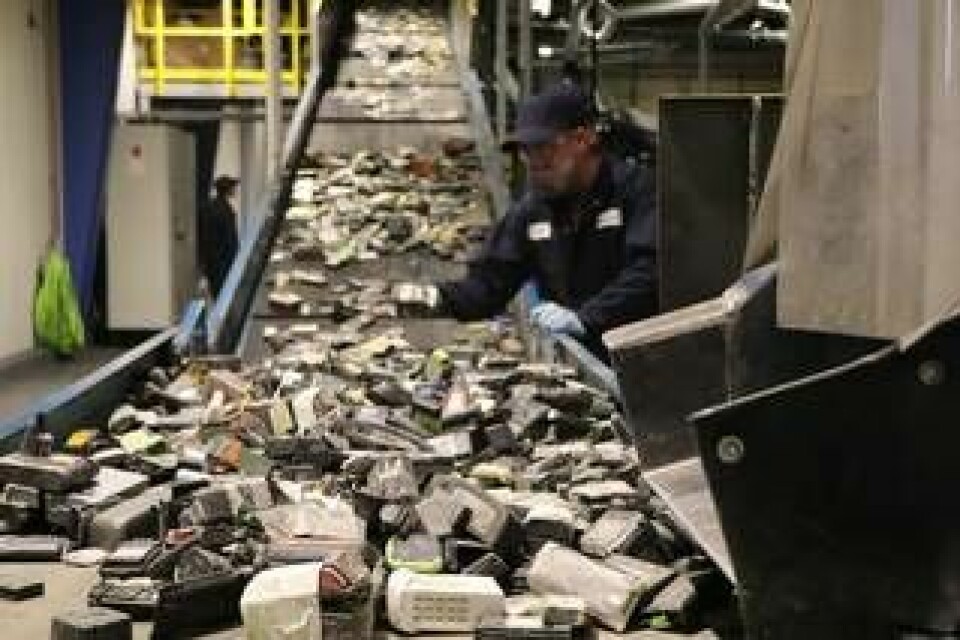 Batterier sorteras inför strimling i anläggningen i Kinsgton. Foto: Li-Cycle