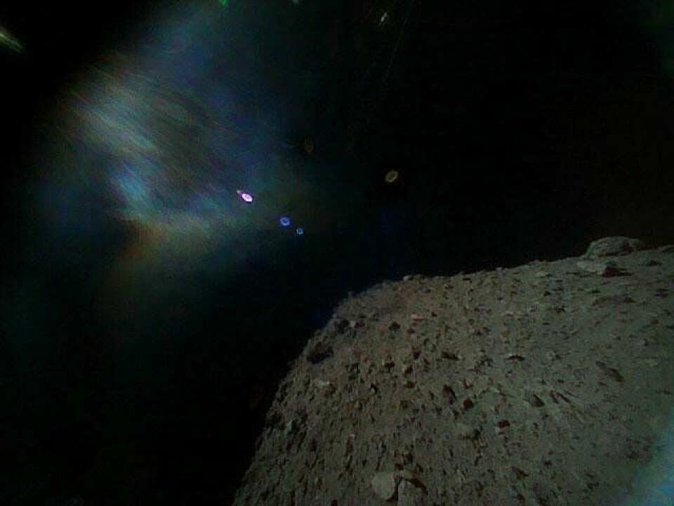 Bild tagen av Rover1B direkt efter att den lämnade rymdsonden Hayabusa 2. Här syns asteroiden Ryugus yta betydligt tydligare än i förra bilden. Foto: Jaxa