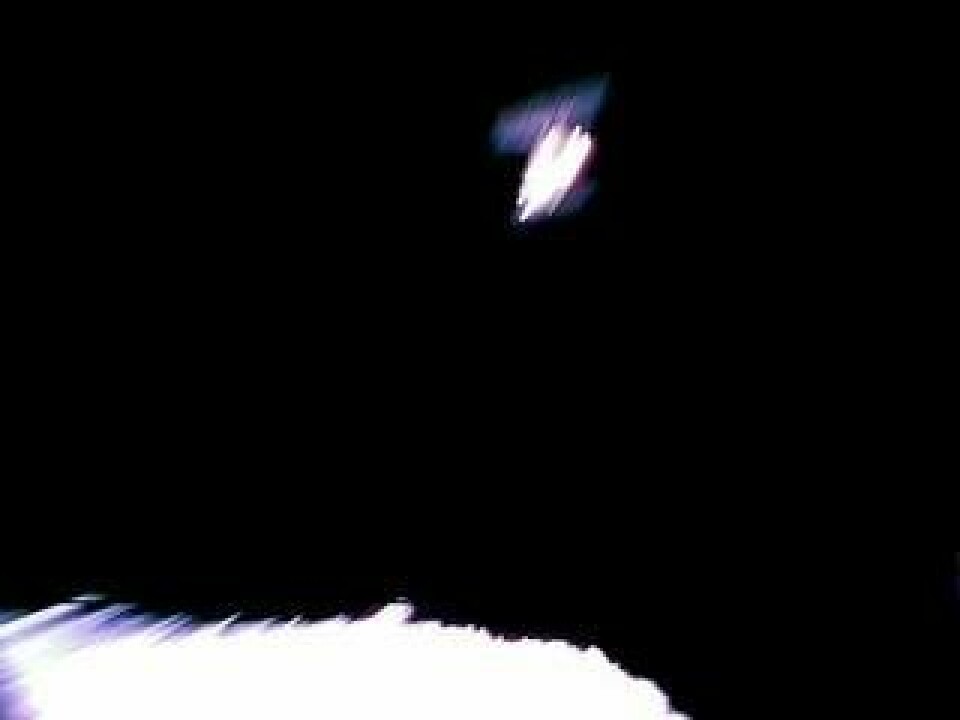 Rover 1A har tagit denna bild direkt efter att den lämnat den japanska rymdsonden Hayabusa 2. Hayabusa 2 syns i toppen av bilden, asteroiden Ryugu i botten. Att bilden är så suddig beror enligt den japanska rymdmyndigheten på att Rover 1A roterade samtidigt som den fotade. Foto: Jaxa