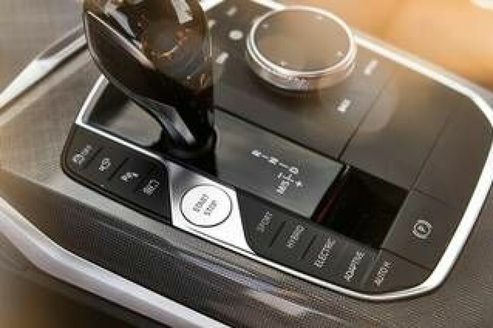 Växelspaken och diverse knappar runt om. Foto: BMW