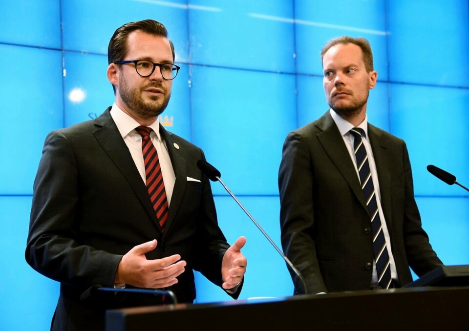 Sverigedemokraternas energipolitisk talesperson Mattias Bäckström Johansson och miljöpolitisk talesperson Martin Kinnunen presenterar energi- och klimatpolitiska nyheter vid en pressträff i riksdagens presscenter. Foto: Marko Säävälä/TT Sverigedemokraternas energipolitisk talesperson Mattias Bäckström Johansson och miljöpolitisk talesperson Martin Kinnunen presenterar energi- och klimatpolitiska nyheter vid en pressträff i riksdagens presscenter. Foto: Marko Säävälä/TT