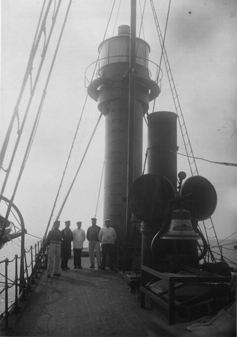 De första fyrskeppen hade lanternor, men dessa byttes snart ut mot oljelampor som hissades upp i masterna. Sedan kom mer modern lampteknik. På bild fyren på Grisbådarne i Bohusläns skärgård 1924. Foto: D SAMUELSON/TEKNISKA MUSEET De första fyrskeppen hade lanternor, men dessa byttes snart ut mot oljelampor som hissades upp i masterna. Sedan kom mer modern lampteknik. På bild fyren på Grisbådarne i Bohusläns skärgård 1924. Foto: D SAMUELSON/TEKNISKA MUSEET
