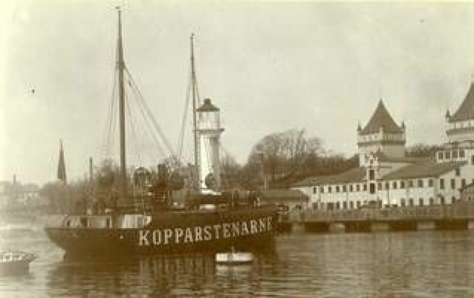 Fyrskeppet Kopparstenarna byggdes 1888 för placering vid ett grundområde norr om Gotska Sandön, där ångfartyget tjänstgjorde till 1900. Efter ombyggnation med bland annat kommandobrygga flyttades det till fyrskeppsstationen Fladen i Kattegatt, där det brann och sjönk i april 1924. Här ses fartyget på besök vid Reimersholme i Stockholm 1901. Foto: SJÖHISTORISKA MUSEET