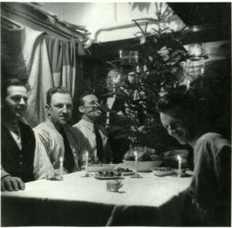 Julaftonsfirande på fyrskeppet Finngrundet 1940. Foto: H SUNDBERG/SJÖHISTORISKA MUSEET Julaftonsfirande på fyrskeppet Finngrundet 1940. Foto: H SUNDBERG/SJÖHISTORISKA MUSEET