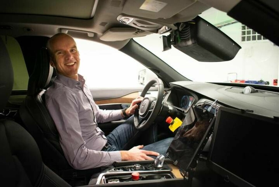 Erik Coelingh i bilen som innehåller både en nödstoppsknapp, som helt kopplar bort de autonoma systemen, och en ”enhörningsknapp”, som testföraren kan använda då något ovanligt inträffar. Foto: Johan Kristensson