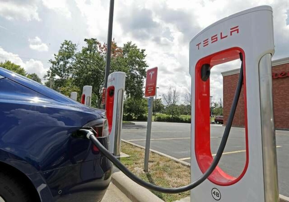 En Tesla laddas i North Carolina. Foto: Chuck Burton/TT