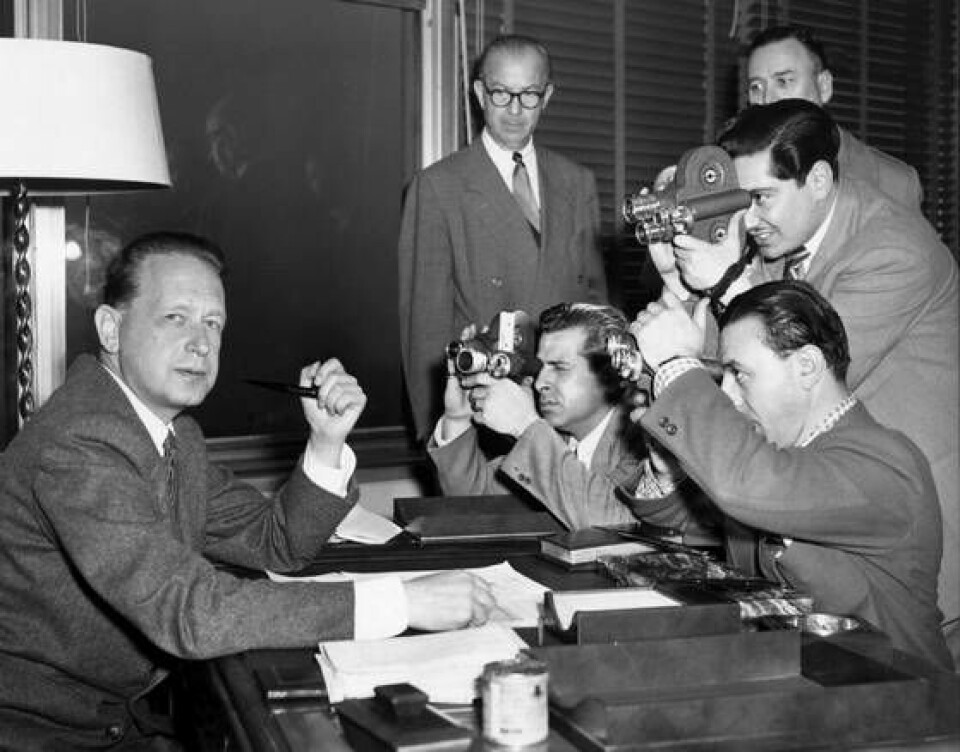 Hammarskjöld var diplomat och kändis. Här är han vid skrivbordet första arbetsdagen som generalsekreterare i FN, 1953. Foto: UPI/TT