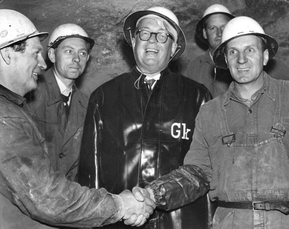 Tunnelarbetaren Per Erlandson (till vänster) skakar hand med arbetskamraten Gunnar Lindbäck efter ett sprängskott som i augusti 1960 öppnade södra enkelspåret tunnelbanesträckan Slussen–Liljeholmen. De båda hade sprängt sig in från varsitt håll. I bakgrunden står Helge Berglund (S), trafik- och stadsbyggnadsborgarråd i Stockholm, som sedan passade på att provgå genom passagen. Foto: Kjell Elgstam / Aftonbladet / IBL Bildbyrå Tunnelarbetaren Per Erlandson (till vänster) skakar hand med arbetskamraten Gunnar Lindbäck efter ett sprängskott som i augusti 1960 öppnade södra enkelspåret tunnelbanesträckan Slussen–Liljeholmen. De båda hade sprängt sig in från varsitt håll. I bakgrunden står Helge Berglund (S), trafik- och stadsbyggnadsborgarråd i Stockholm, som sedan passade på att provgå genom passagen. Foto: Kjell Elgstam / Aftonbladet / IBL Bildbyrå