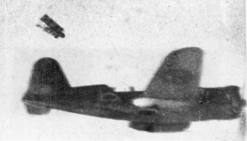 Detta suddiga avsnitt ur en filmsekvens visar ett av de allra första utskjutningsförsöken med en svenskkonstruerad katapultstol. Året är 1944 och utskjutningsplattformen en Saab B 17. Foto: SVENSK FLYGHISTORISK FÖRENINGS ARKIV