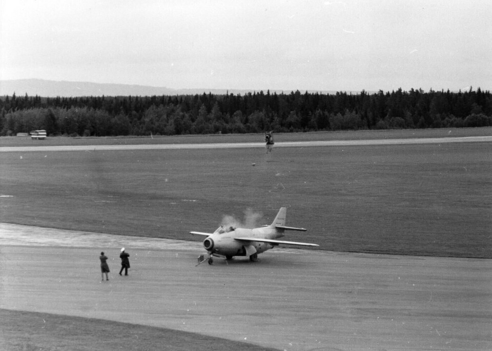 Katapultstolen för Saab J 29 Flygande Tunnan utlöstes genom att dra ner en gardin framför ansiktet. Det fanns också ett reservutlösningshandtag mellan benen om g-krafterna var för stora och piloten inte förmådde lyfta armarna. Foto: SVENSK FLYGHISTORISK FÖRENINGS ARKIV Katapultstolen för Saab J 29 Flygande Tunnan utlöstes genom att dra ner en gardin framför ansiktet. Det fanns också ett reservutlösningshandtag mellan benen om g-krafterna var för stora och piloten inte förmådde lyfta armarna. Foto: SVENSK FLYGHISTORISK FÖRENINGS ARKIV