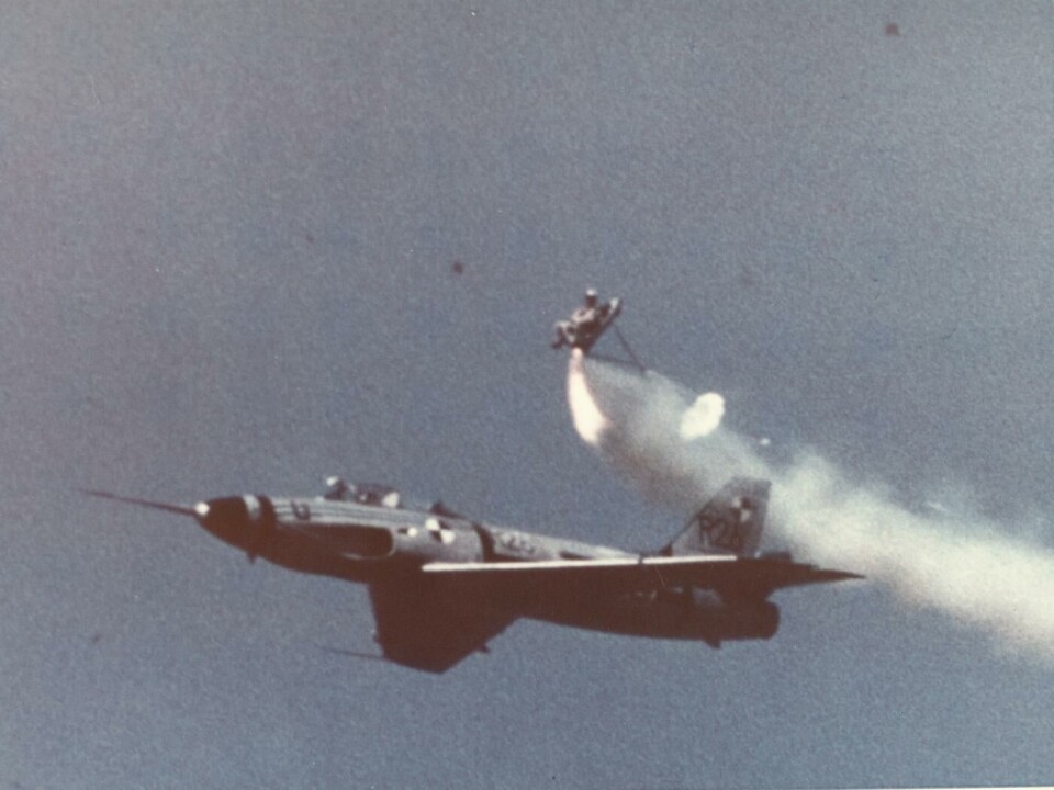 För att prova den nya raketstolen för J 35 Draken användes en ombyggd Lansen där provdockorna sköts ut från baksitsen. Huvuddelen av proven ägde rum i Vidsel med provflygaren Ceylon Utterborn som pilot. På bilden syns tydligt hur raketmotorn tänt. Foto: SVENSK FLYGHISTORISK FÖRENINGS ARKIV För att prova den nya raketstolen för J 35 Draken användes en ombyggd Lansen där provdockorna sköts ut från baksitsen. Huvuddelen av proven ägde rum i Vidsel med provflygaren Ceylon Utterborn som pilot. På bilden syns tydligt hur raketmotorn tänt. Foto: SVENSK FLYGHISTORISK FÖRENINGS ARKIV