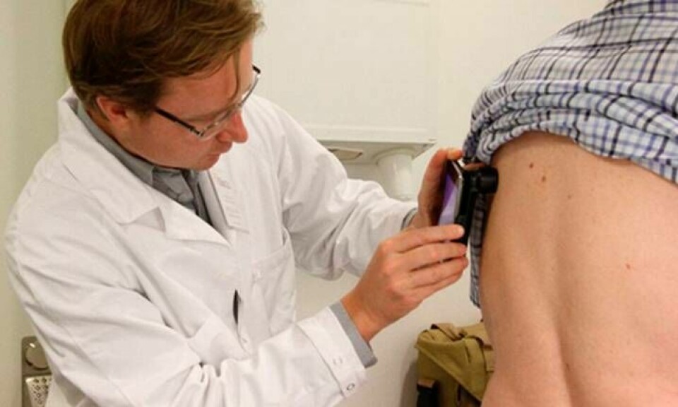 Alexander Börve har utvecklat världens första hudcancer-app för digitala remisser. Patientens hudförändring fotograferas med mobilen och skickas sedan via appen till en hudklinik där den granskas av en expert. Foto: Ana Paoli