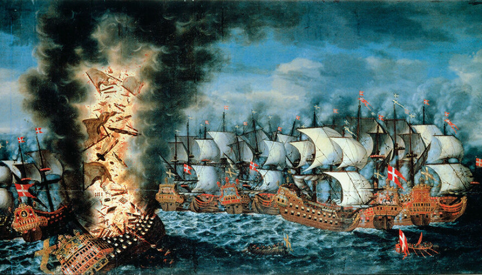 Örlogsfartyget Kronan var ett av världens största fartyg på sin tid, med deplacement på 2 300 ton och en bestyckning med 110–114 kanoner (3–36 pund) på tre genomgående kanondäck. Redan fyra år efter att fartyget hade tagits i tjänst, sänktes det vid slaget vid Ölands södra udde 1676. Målningen av Claus Møinichen visar hur Kronan exploderar under denna drabbning. Till höger på målningen syns Svärdet, som sänktes med 600 man ombord under samma slag. Foto: Wikimedia