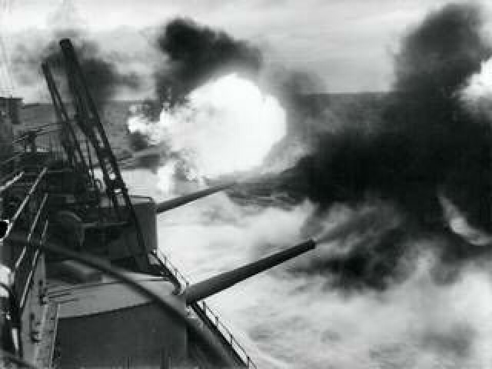 Pansarskeppet HMS Gustav V avfyrar sina kanoner, december 1938. Foto: Svd/TT