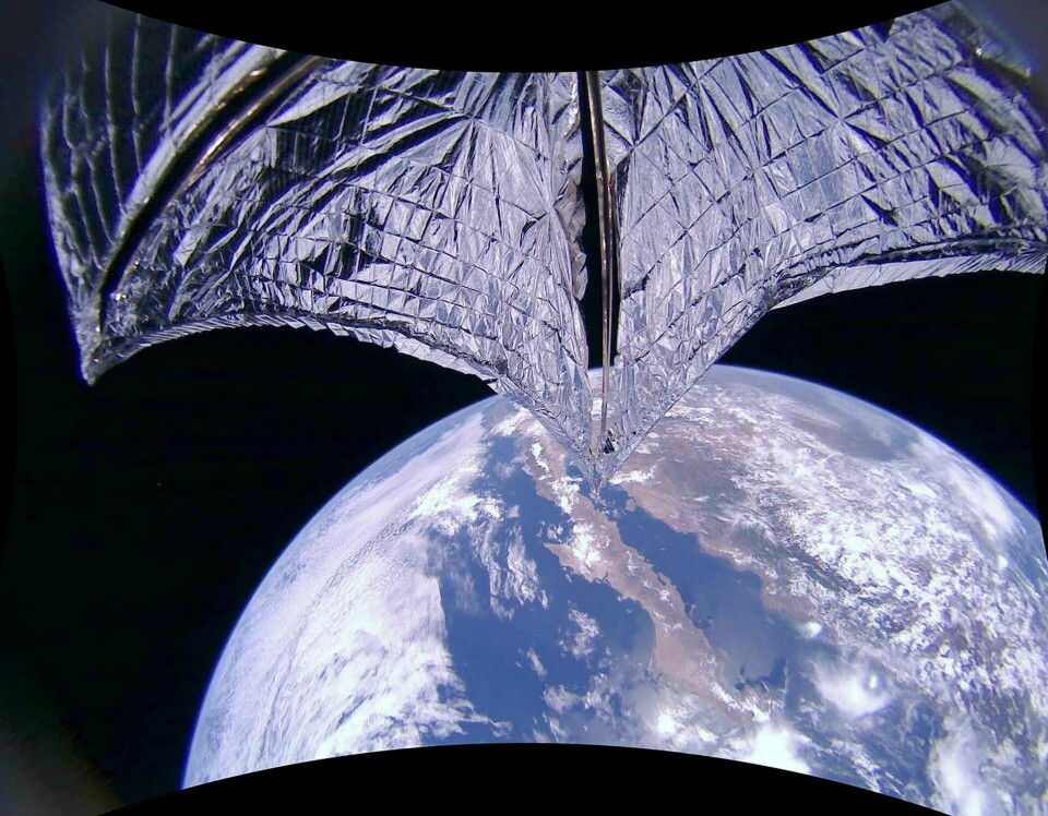 Solseglet Lightsail 2 fälls ut. Bild tagen av en av kamerorna som finns på satelliten. Foto: Planetary Society