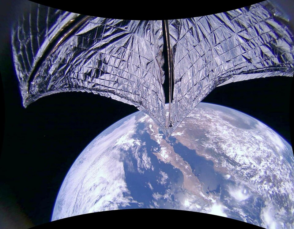 Solseglet Lightsail 2 fälls ut. Bild tagen av en av kamerorna som finns på satelliten. Foto: Planetary Society Solseglet Lightsail 2 fälls ut. Bild tagen av en av kamerorna som finns på satelliten. Foto: Planetary Society