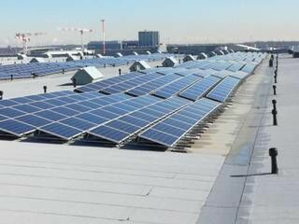 Solpaneler på terminalens tak ska producera drygt tio procent av anläggningens elförbrukning. Foto: Finnair Cargo