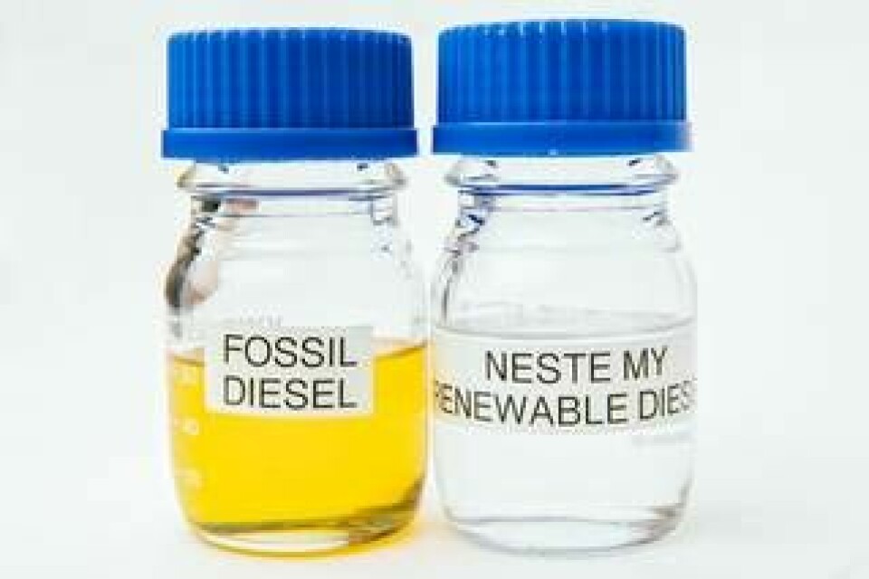 I år fyller Nestes teknik för att göra HVO kallad NEXBTL 25 år. HVO är kemiskt mycket lik fossil diesel, men är transparent. Foto: Neste