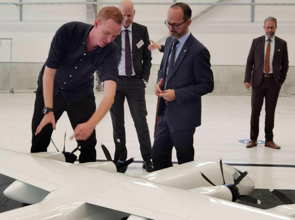 Heart Aerospace grundare Anders Forslund visar upp en skalmodell av elplanet ES-19 för infrastrukturminister Tomas Eneroth. Foto: Simon Campanello