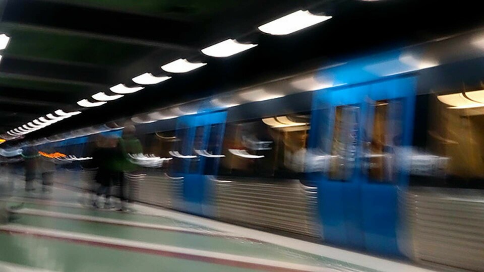 Arkivbild på tunnelbanetåg på Kungsträdgårdens tunnelbanestation. Foto: Hasse Holmberg / TT