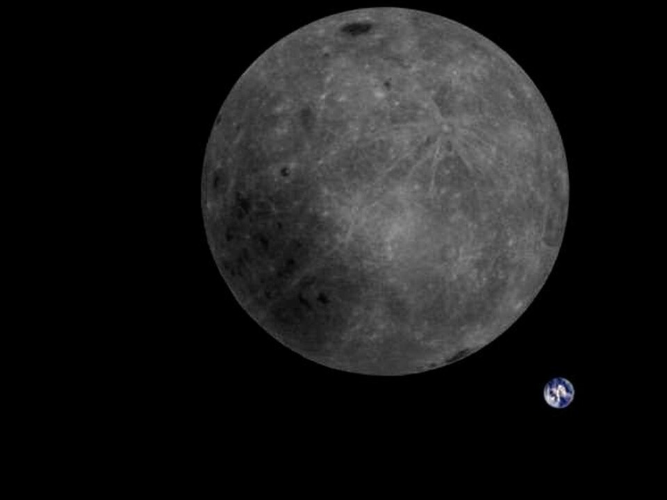 Månens baksida, med jorden synlig i det nedre högra hörnet. Foto: Dwingeloo Radio Observatory