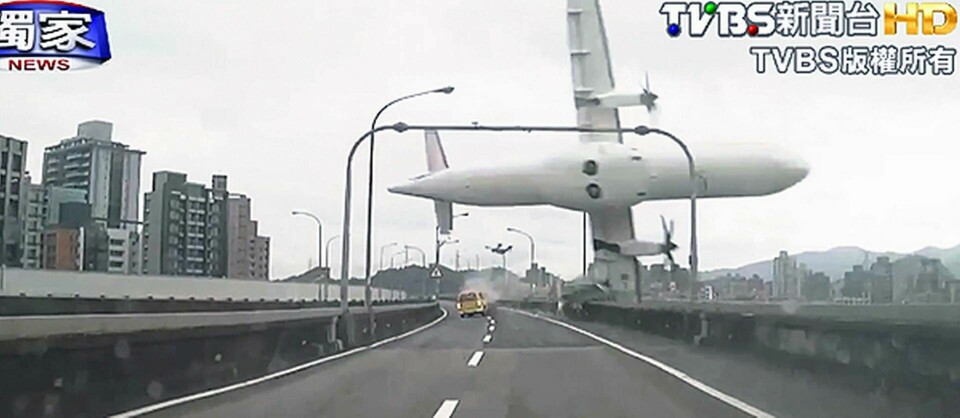 Taiwans luftfartsverk har belagt alla taiwanesiska ATR-plan med flygförbud efter flygkraschen i centrala Taipei Foto: TT