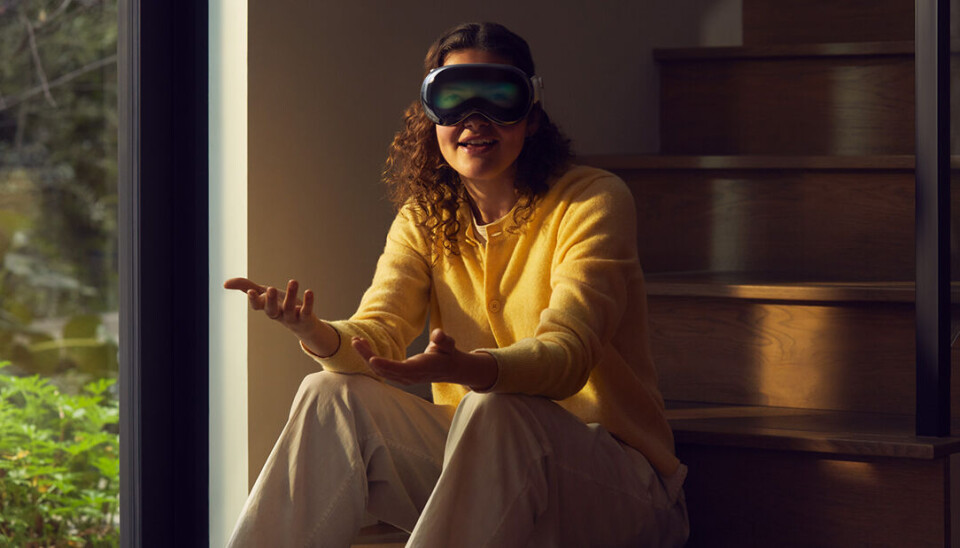 Färska Vision Pro från Apple. Bilden visar en kvinna med Apples nya ar-hjälm Vision Pro på huvudet.