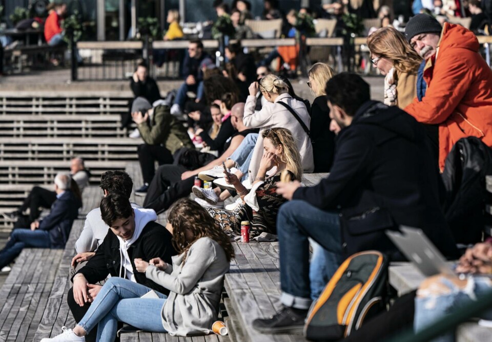 Vårsolen vid kajen i Västra Hamnen i Malmö. D-vitamin från solens strålar skyddar mot luftvägsinfektioner, visar en sammanställning av studier på området. Foto: Foto: Johan Nilsson/TT Vårsolen vid kajen i Västra Hamnen i Malmö. D-vitamin från solens strålar skyddar mot luftvägsinfektioner, visar en sammanställning av studier på området. Foto: Foto: Johan Nilsson/TT