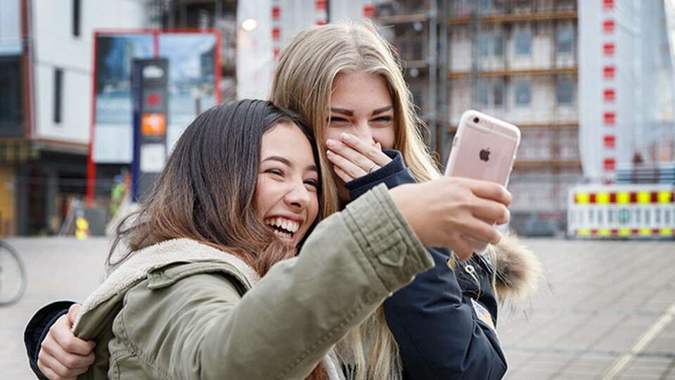 De flesta svenskar anser att våra digitala skärmar är verktyg som förbättrar det sociala livet. Foto: TT De flesta svenskar anser att våra digitala skärmar är verktyg som förbättrar det sociala livet. Foto: TT