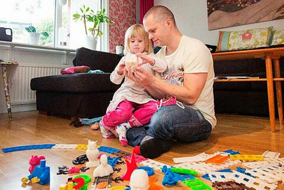 Daniel Norée med dottern Smilla, 4 år, med några av alla de leksaker som kommit ut ur leksaksmaskinen. Foto: Christian Rehn